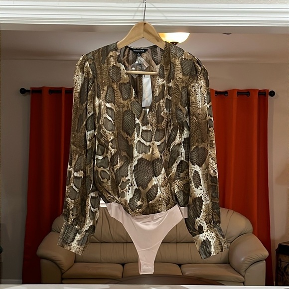 Strut & Bolt Bodysuit Women’s One Snap V-neck Snake Print Size S - Picture 1 of 6